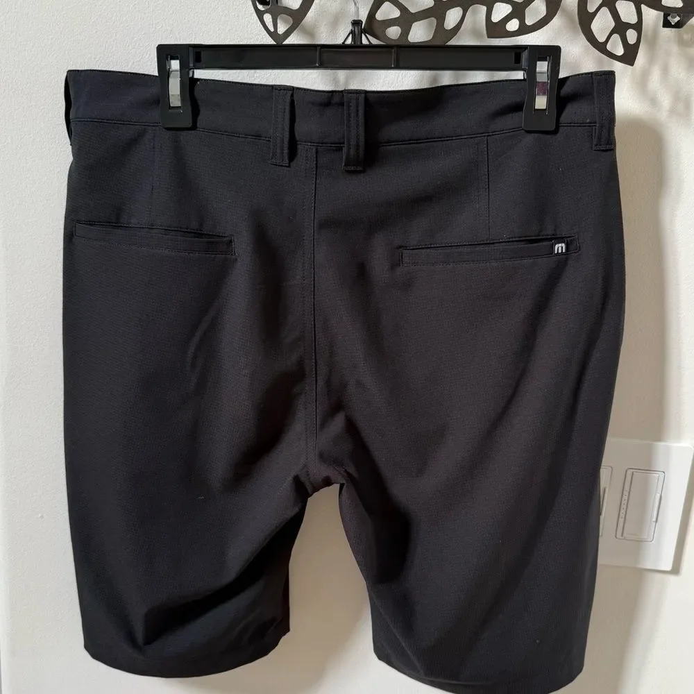 TravisMathew The Beck Perfect  Short 9.5” in Black 32
